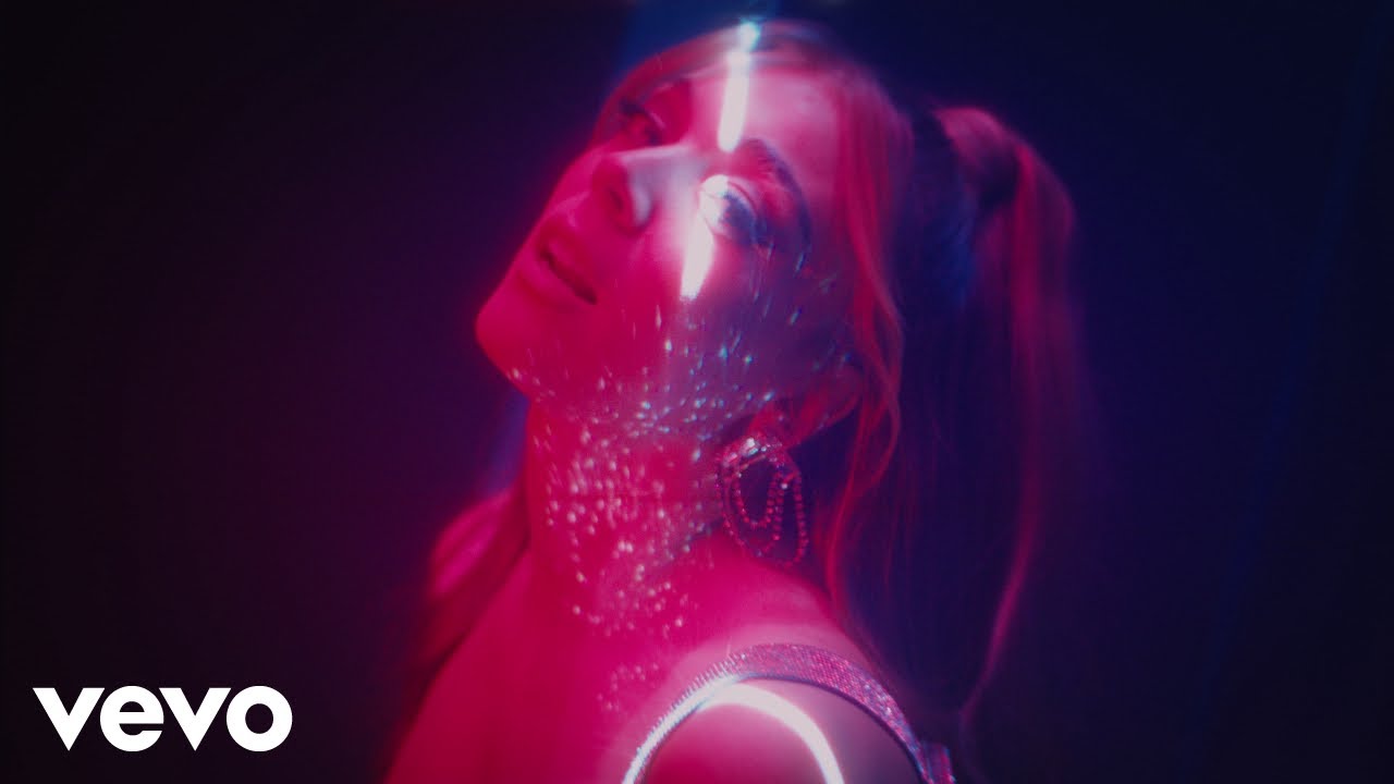 Becky Hill face echipă cu Lewis Thompson pentru single-ul “Side Effects”